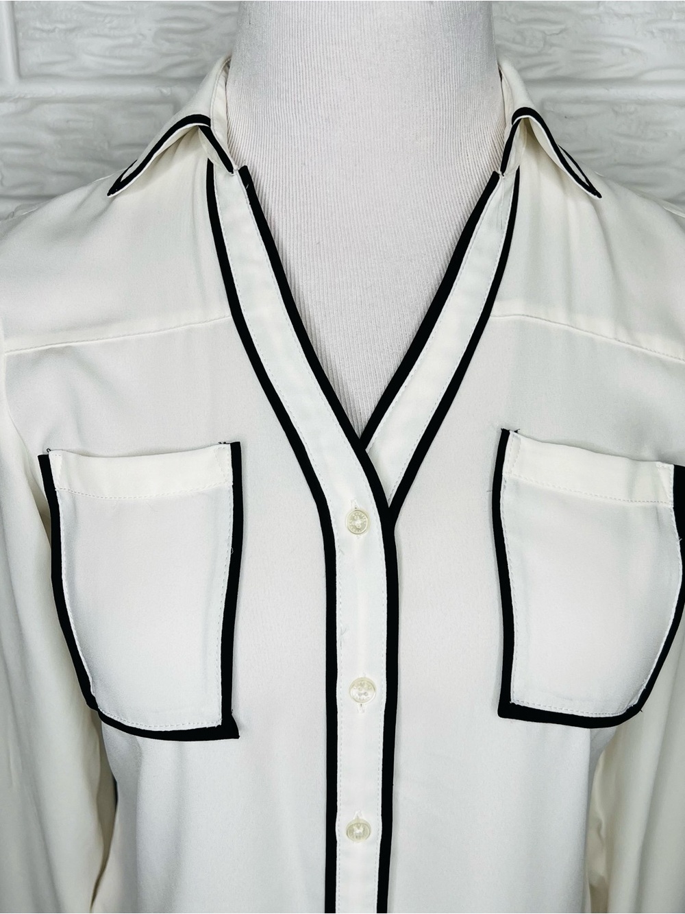 EXPRESS White and Black Button Up Portofino Blouse Size XS - Picture 4 of 8